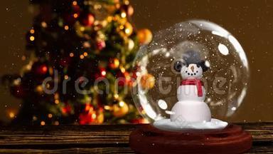 可爱的圣诞动画雪人对圣诞树
